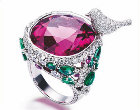 新年红宝石戒指给自己带来好运