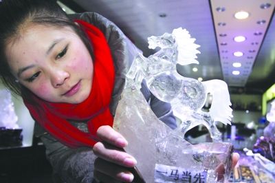 新年来到 水晶生肖马受到消费者追捧