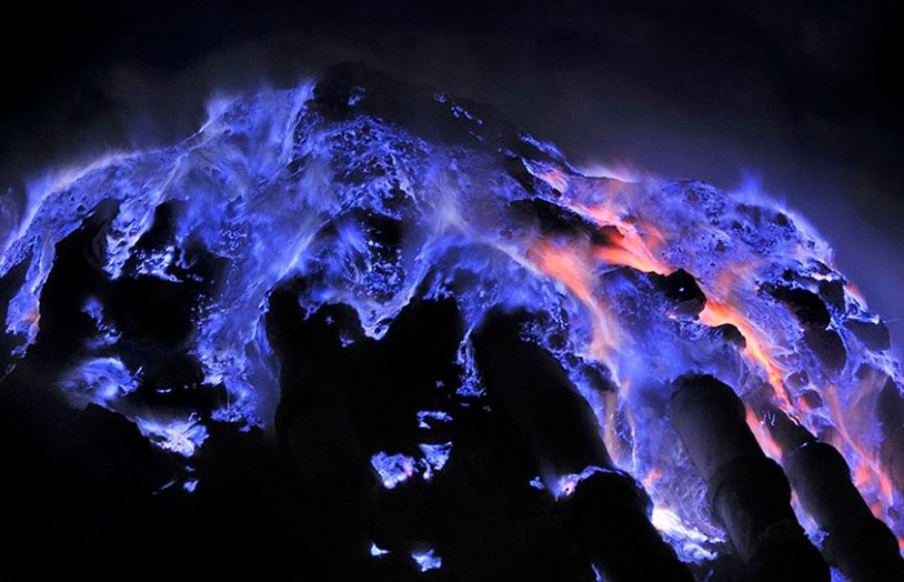 美轮美奂 印尼火山喷发蓝色火焰壮美似星云