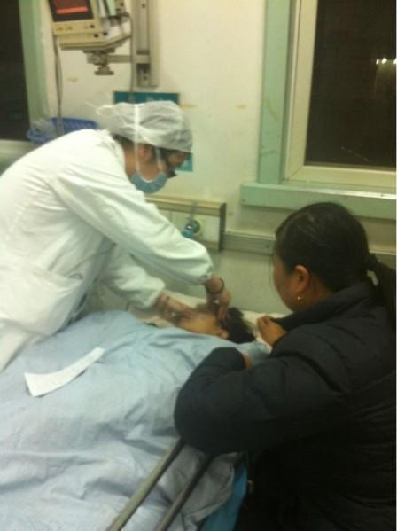 七岁小女孩喝白酒解馋 三两下肚晕倒在地