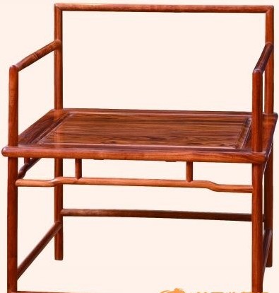 采用龙凤榫加穿带,攒边打槽装板,抱肩榫,走马销的工艺,由三面围子,座