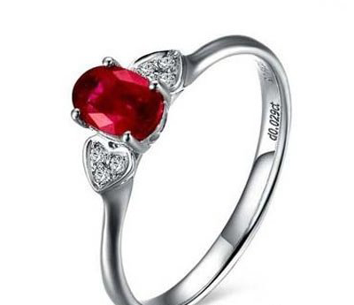 婚前选择红宝石戒指象征热烈如火爱情