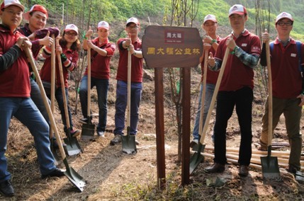 周大福重庆开展植树造林活动 种下希望放飞梦想