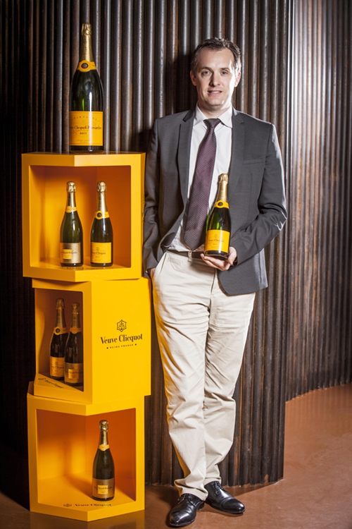 在满载芬芳春意的盛情期待中,世界名酒凯歌香槟酿酒师皮埃尔.