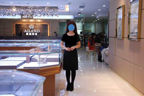 四川爱恋珠宝推全新夏季工作裙服 成亮丽风景线