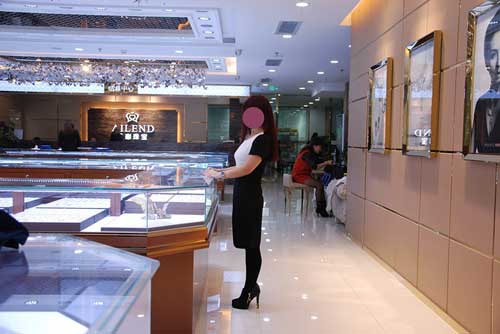 四川爱恋珠宝推全新夏季工作裙服 成亮丽风景线