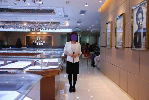 四川爱恋珠宝推全新夏季工作裙服 成亮丽风景线