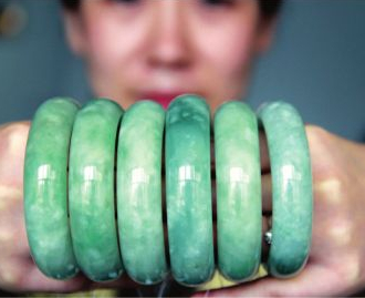 翡翠货品运抵郑州 只待明天上柜展销