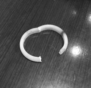 酒店里打个趔趄 翡翠手镯裂了