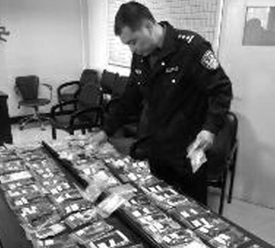 快递员盗窃手机和金银饰品玉器手表