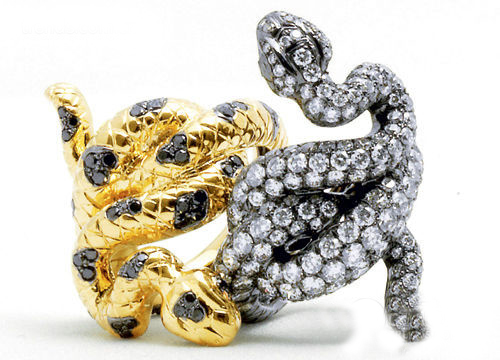 宝诗龙熊猫戒指就是设计师将珠宝和动物完美融合在一起的又一力作,这