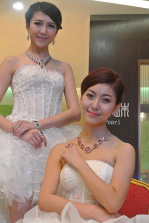 星光达珠宝牵手男神张亮华丽亮相深圳文博会