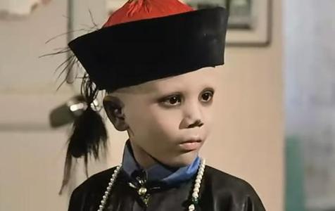 少年穿清朝官服滑冰 司机被吓尿