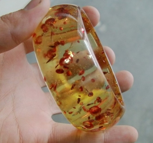 花珀真假鉴别 花珀存放与保养 琥珀图鉴 金投珠宝 金投网 花珀真假鉴别 花珀存放与保养 琥珀图鉴 金投珠宝 金投网