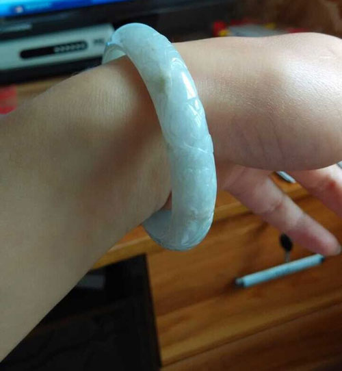 周六福首饰佩戴半月即断裂 金店拒换货退货