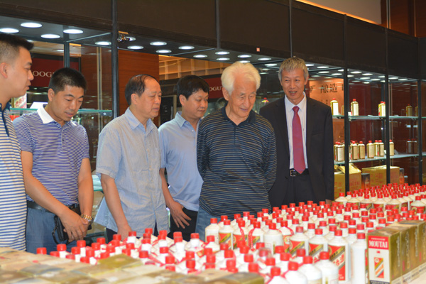 茅台集团名誉董事长季克良莅临拍卖会现场