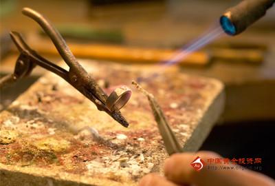 黃金手鐲保養(yǎng)后變型是為什么