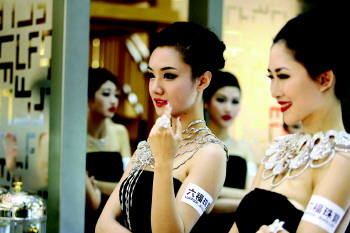 六福珠宝在香港举办“美钻后冠展”