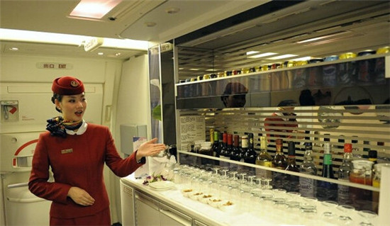 此外,每个套间均配备全套设施,包括电动移门,私人迷你吧台,可调节环境