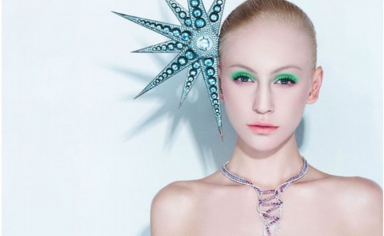 华丽摇滚美人诠释不同风格珠宝