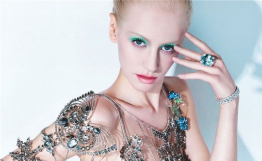 华丽摇滚美人诠释不同风格珠宝