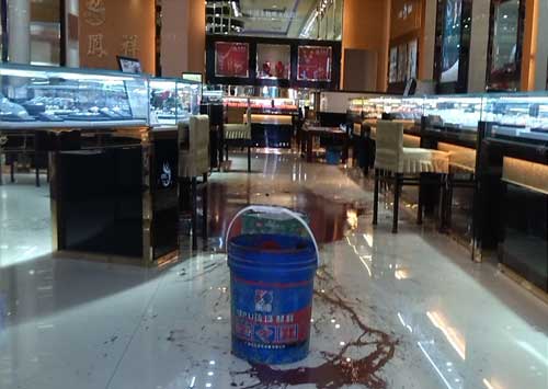 老凤祥银楼租房闹纠纷 连遭油漆泼店