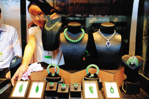 石博会翡翠商家挂出“打折”招牌