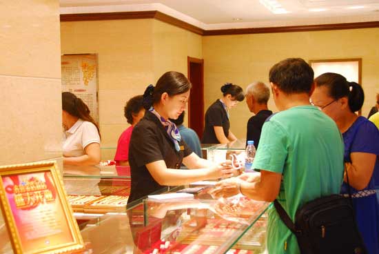 齐鲁金店济南再开新店 新店优惠吸引众多顾客