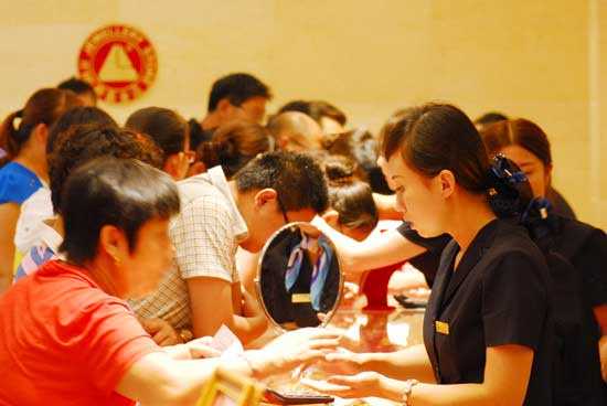 齐鲁金店济南再开新店 新店优惠吸引众多顾客