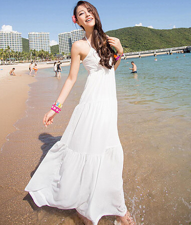 夏天服装搭配技巧：白色沙滩长裙如何搭配？