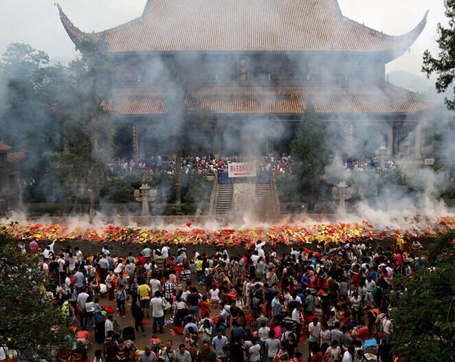 新闻热点 正文 南岳大庙正殿,零点刚到就人流如织,香火缭绕.