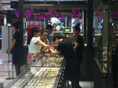 辽宁辽阳市友谊商城六福珠宝专柜隆重开业
