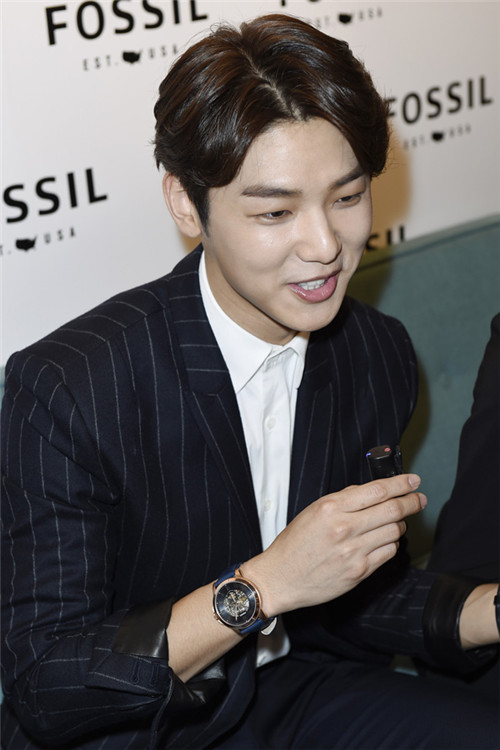 Nana携手姜敏赫出席Fossil品牌30周年庆典派