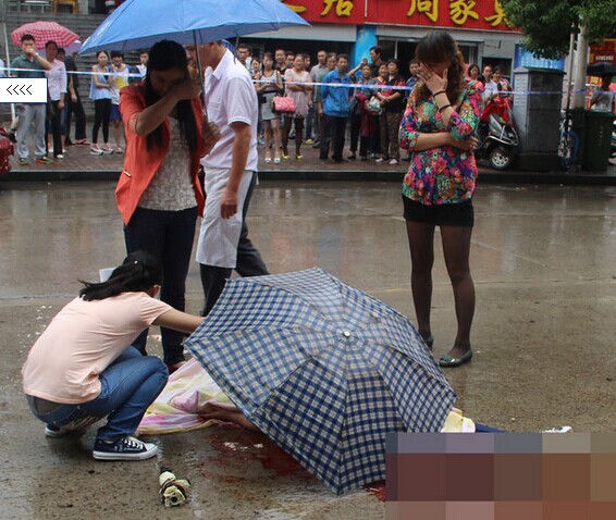 安徽六安一中学生遭公交车撞倒 致学生当场死亡