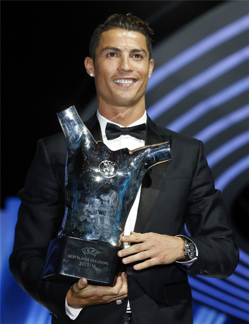 泰格豪雅品牌代言人罗纳尔多上演"足球方程式"