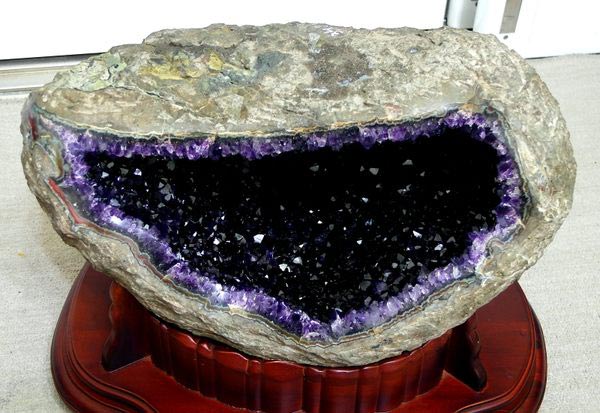 紫晶洞是什么 紫晶洞价格 紫晶洞的作用与功效 紫晶洞的摆放 水晶图鉴 金投珠宝 金投网