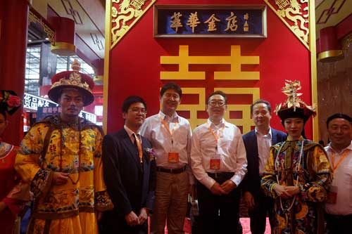 百年品牌萃华金店倾情还原皇室大婚展