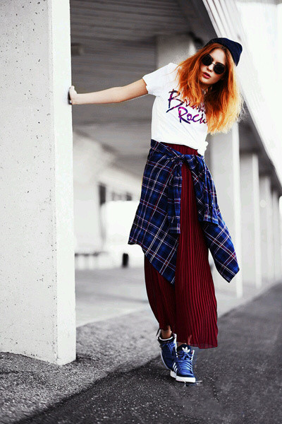 欧美潮人街拍示范 百搭衬衫造街头复古休闲风