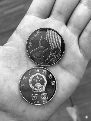 市民排长队争相兑换