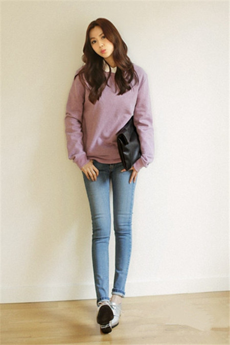 街头穿衣搭配技巧示范 卫衣搭小腿裤显高又显瘦