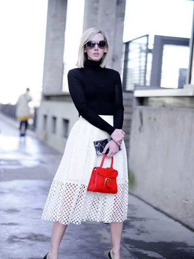 红白黑经典色搭 取胜出街零出错>>>look   搭配要点:黑色