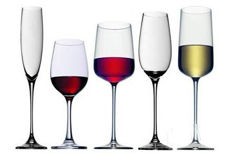 喝葡萄酒前选择葡萄酒酒杯很重要