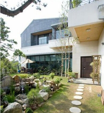 韩星金秀俊豪宅曝光 花园豪宅内藏地下酒吧