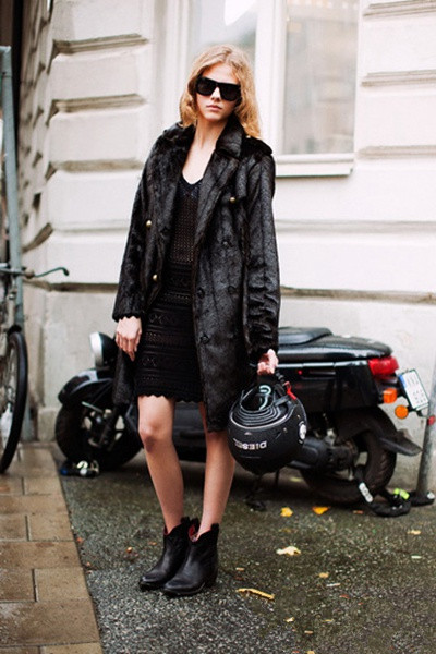 欧美潮人街拍穿搭示范 秋日皮草皮衣演绎个性时尚