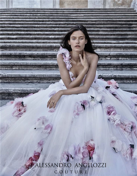 婚纱定制广告_婚纱图片唯美(2)