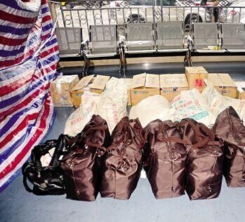 广东扫毒缴获毒品15吨 有运毒车嚣张冲卡