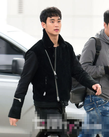 金秀贤机场街拍正面照 告别发福胖脸卷发萌萌哒