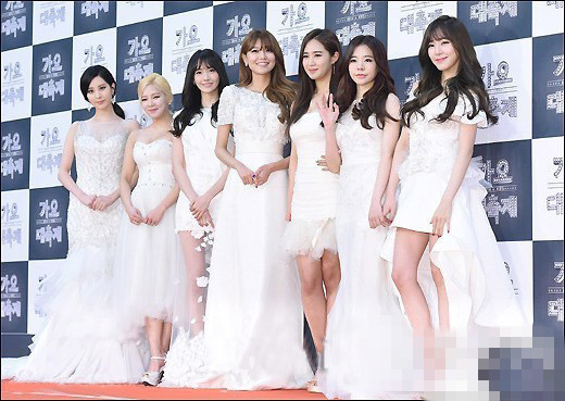 少女时代美艳白裙穿衣搭配 亮相kbs歌谣庆典
