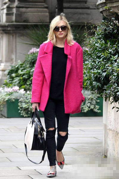 糖果色穿衣搭配技巧示范 黑白色吸睛不出错