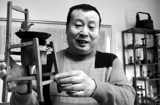 "灯迷"20年间收藏了上千盏古灯-古玩收藏资讯-金投收藏-金投网